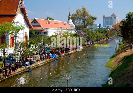 Thaïlande : les douves animées de la vieille ville au Festival thaïlandais du nouvel an Songkran (eau), Chiang Mai. Songkran est le nouvel an thaïlandais traditionnel et est célébré du 13 au 15 avril. Cette fête annuelle de l'eau, connue en thaï sous le nom de « songkran » et en birman sous le nom de « thingyan », marque le début de la saison des pluies et est célébrée en Birmanie, au Laos, en Thaïlande et dans d'autres pays d'Asie du Sud-est, généralement en avril. Chiang Mai (qui signifie « nouvelle ville »), parfois écrit « Chiengmai » ou « Chiangmai », est la ville la plus grande et la plus importante culturellement dans le nord de la Thaïlande. Banque D'Images