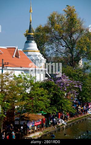 Thaïlande : les douves animées de la vieille ville au Festival thaïlandais du nouvel an Songkran (eau), Chiang Mai. Songkran est le nouvel an thaïlandais traditionnel et est célébré du 13 au 15 avril. Cette fête annuelle de l'eau, connue en thaï sous le nom de « songkran » et en birman sous le nom de « thingyan », marque le début de la saison des pluies et est célébrée en Birmanie, au Laos, en Thaïlande et dans d'autres pays d'Asie du Sud-est, généralement en avril. Chiang Mai (qui signifie « nouvelle ville »), parfois écrit « Chiengmai » ou « Chiangmai », est la ville la plus grande et la plus importante culturellement dans le nord de la Thaïlande. Banque D'Images