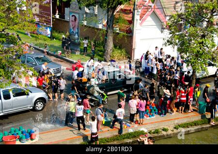 Thaïlande : les douves animées de la vieille ville au Festival thaïlandais du nouvel an Songkran (eau), Chiang Mai. Songkran est le nouvel an thaïlandais traditionnel et est célébré du 13 au 15 avril. Cette fête annuelle de l'eau, connue en thaï sous le nom de « songkran » et en birman sous le nom de « thingyan », marque le début de la saison des pluies et est célébrée en Birmanie, au Laos, en Thaïlande et dans d'autres pays d'Asie du Sud-est, généralement en avril. Chiang Mai (qui signifie « nouvelle ville »), parfois écrit « Chiengmai » ou « Chiangmai », est la ville la plus grande et la plus importante culturellement dans le nord de la Thaïlande. Banque D'Images