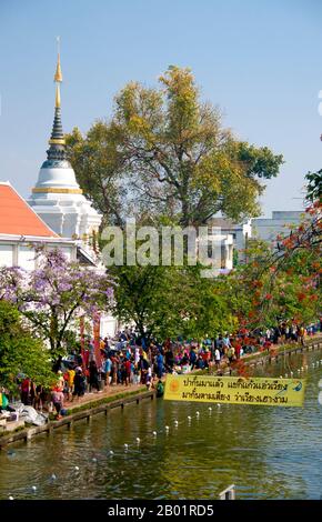 Thaïlande : les douves animées de la vieille ville au Festival thaïlandais du nouvel an Songkran (eau), Chiang Mai. Songkran est le nouvel an thaïlandais traditionnel et est célébré du 13 au 15 avril. Cette fête annuelle de l'eau, connue en thaï sous le nom de « songkran » et en birman sous le nom de « thingyan », marque le début de la saison des pluies et est célébrée en Birmanie, au Laos, en Thaïlande et dans d'autres pays d'Asie du Sud-est, généralement en avril. Chiang Mai (qui signifie « nouvelle ville »), parfois écrit « Chiengmai » ou « Chiangmai », est la ville la plus grande et la plus importante culturellement dans le nord de la Thaïlande. Banque D'Images