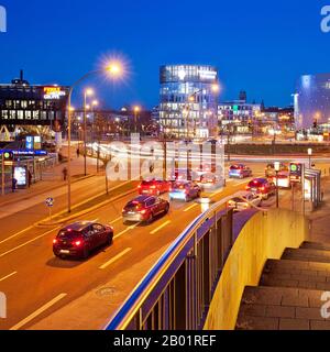 Berliner Platz et Medienhaus le soir, Allemagne, Rhénanie-du-Nord-Westphalie, région de la Ruhr, Essen Banque D'Images