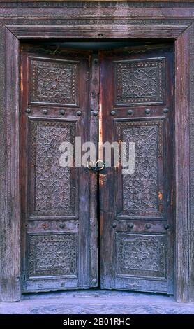 Ouzbékistan : portes, mosquée Bolo Hauz, Boukhara. La mosquée Bolo Hauz a été construite en 1712 et a été utilisée comme mosquée royale par l'émir de Boukhara. L'iwan ou portique couvert de la mosquée est toujours l'un des plus hauts et des plus beaux d'Asie centrale. Boukhara a été fondée en 500 BCE dans la région maintenant appelée l'Arche. Cependant, l'oasis de Boukhara avait été habitée bien avant. La ville a été l'un des principaux centres de la civilisation perse depuis ses débuts au 6e siècle avant notre ère. À partir du 6e siècle de notre ère, les locuteurs turciques se sont peu à peu installés. Banque D'Images