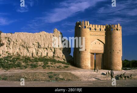 Ouzbékistan : les remparts de la vieille ville et la porte Tallipach datant du 16e siècle, Boukhara. La porte Tallipach est l'une des deux seules portes restantes des murs de la vieille ville de Boukhara. À un moment donné, il y avait 11 portes. La porte date du 16e siècle. Boukhara a été fondée en 500 BCE dans la région maintenant appelée l'Arche. Cependant, l'oasis de Boukhara avait été habitée bien avant. La ville a été l'un des principaux centres de la civilisation perse depuis ses débuts au 6e siècle avant notre ère. À partir du 6e siècle de notre ère, les locuteurs turciques se sont peu à peu installés. Banque D'Images