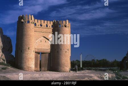 Ouzbékistan : les remparts de la vieille ville et la porte Tallipach datant du 16e siècle, Boukhara. La porte Tallipach est l'une des deux seules portes restantes des murs de la vieille ville de Boukhara. À un moment donné, il y avait 11 portes. La porte date du 16e siècle. Boukhara a été fondée en 500 BCE dans la région maintenant appelée l'Arche. Cependant, l'oasis de Boukhara avait été habitée bien avant. La ville a été l'un des principaux centres de la civilisation perse depuis ses débuts au 6e siècle avant notre ère. À partir du 6e siècle de notre ère, les locuteurs turciques se sont peu à peu installés. Banque D'Images