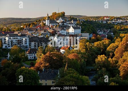 Vieille ville sur la montagne Schlossberg en automne, Allemagne, Rhénanie-du-Nord-Westphalie, Sauerland, Arnsberg Banque D'Images