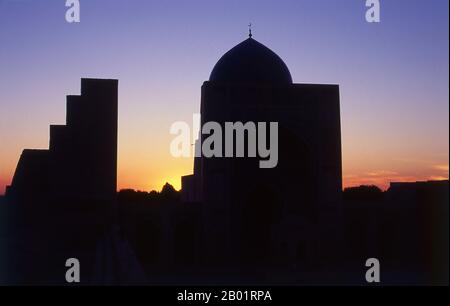 Ouzbékistan : coucher de soleil à la mosquée Kalyan ou Kalon, qui fait partie du complexe po-i-Kalyan, Boukhara. La mosquée Kalyan est la mosquée de la congrégation de Boukhara ou mosquée du vendredi. Il a été construit au 16e siècle sur le site d'une ancienne mosquée détruite par Gengis Khan. Le minaret de Kalyan ou Minâra-i Kalân (persan/tadjik pour le « Grand minaret ») fait partie du complexe de mosquées po-i-Kalyan et a été conçu par Bako et construit par le souverain Qarakhanide Arslan Khan en 1127. Le minaret est fait sous la forme d'une tour de brique à pilier circulaire, se rétrécissant vers le haut, avec un diamètre de 9m (30ft) au fond. Banque D'Images