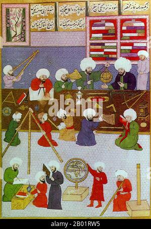 Turquie : des astronomes ottomans au travail autour de Taqi al-DIN à l'Observatoire d'Istanbul. Peinture miniature de la Shahinshah-nama (Histoire du Roi des rois), poème épique de 'Ala ad-DIN Mansur-Shirazi, c. 1574-1595. Taqi al-DIN Muhammad ibn Ma'ruf al-Shami al-Asadi (1526-1585) était un polymathe turc ottoman. Il a été l'auteur de plus de 90 livres sur une grande variété de sujets, y compris l'astronomie, les horloges, l'ingénierie, les mathématiques, mécanique, optique et philosophie naturelle. Banque D'Images