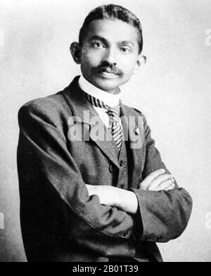 Inde/Afrique du Sud : Mahatma Gandhi (2 octobre 1869 - 30 janvier 1948), leader politique et idéologique prééminent du mouvement indépendantiste indien, en tant que jeune avocat en Afrique du Sud, 1906. Mohandas Karamchand Gandhi était le leader politique et idéologique prééminent de l'Inde pendant le mouvement d'indépendance indienne. Il a été le pionnier du satyagraha. Ceci est défini comme la résistance à la tyrannie par la désobéissance civile de masse, une philosophie fermement fondée sur l'ahimsa, ou la non-violence totale. Ce concept a aidé l’Inde à gagner son indépendance et inspiré des mouvements pour les droits civils et la liberté à travers le monde. Banque D'Images