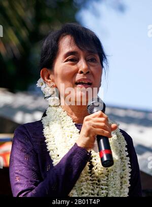 Birmanie/Myanmar : Aung San Suu Kyi, dirigeante de la Ligue nationale pour la démocratie, s'adressant à des partisans dans la municipalité de Hlaing Thar Yar, Yangon, le 17 novembre 2011. Photo de Htoo Tay ZAR (licence CC BY-sa 3,0). Aung San Suu Kyi (née le 19 juin 1945) est une diplomate, femme politique et auteure birmane qui a été conseillère d'État du Myanmar (poste équivalent à celui de Premier ministre) de 2016 jusqu'à ce qu'elle soit renversée et emprisonnée par la junte militaire en 2021. Elle était la plus jeune fille d'Aung San, père de la nation du Myanmar moderne, et dirigeait le parti Ligue nationale pour la démocratie (LND). Banque D'Images