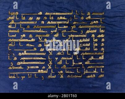Tunisie : Sourate al-Baqarah, versets 197-201, en écriture kufique. Du 'Qur'an bleu', Qairawan, Tunisie, c. 1000 ce. Le Qur'an bleu est un manuscrit du Qur'an tunisien de la fin du 9e au début du 10e siècle en calligraphie kufique. Il est écrit en or (chrysographie) sur parchemin mort à l'indigo, un aspect unique. Il est parmi les œuvres les plus célèbres de l'art islamique, et a été appelé «l'un des manuscrits de luxe les plus extraordinaires jamais créés». Le manuscrit a été dispersé pendant la période ottomane ; aujourd'hui, la majeure partie est située à l'Institut national d'art et d'archéologie de Tunis. Banque D'Images