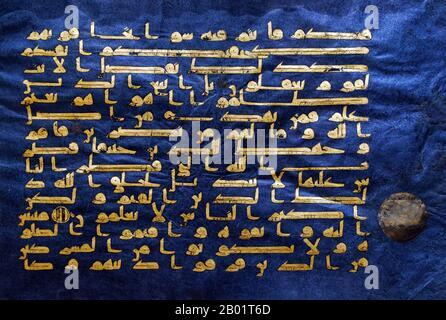 Tunisie : Surat Al-Rum ('Sura des Romains'), en écriture kufique. Du 'Qur'an bleu', Qairawan, Tunisie, c. 1000 ce. Le Qur'an bleu est un manuscrit du Qur'an tunisien de la fin du 9e au début du 10e siècle en calligraphie kufique. Il est écrit en or (chrysographie) sur parchemin mort à l'indigo, un aspect unique. Il est parmi les œuvres les plus célèbres de l'art islamique, et a été appelé «l'un des manuscrits de luxe les plus extraordinaires jamais créés». Le manuscrit a été dispersé pendant la période ottomane ; aujourd'hui, la majeure partie est située à l'Institut national d'art et d'archéologie de Tunis. Banque D'Images