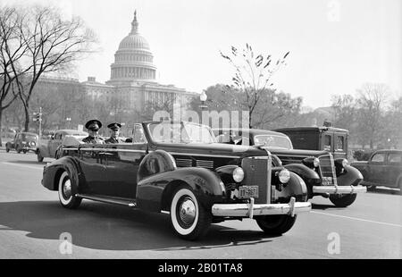 Cuba/USA : le dictateur cubain Fulgencio Batista (16 janvier 1901 - 6 août 1973) avec le chef d'état-major de l'armée américaine Malin Craig dans une Cadillac à Washington DC, le 10 novembre 1938. Fulgencio Batista y Zaldívar était un président cubain, dictateur et chef militaire étroitement aligné et soutenu par les États-Unis. Il a été le chef de Cuba de 1933 à 1944 et de 1952 à 1959, avant d'être renversé à la suite de la Révolution cubaine. Banque D'Images