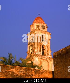 Cuba : feu de fin d'après-midi sur le clocher de l'ancien couvent de San Francisco de Asis, Trinidad, province de Sancti Spiritus. Trinidad a été fondée par Diego Velázquez en 1514 en tant que troisième colonie européenne de Cuba. Initialement, il prospéra comme centre d'extraction d'or, et aussi comme base d'opérations pour le conquistador Hernán Cortés lors de son invasion et de sa conquête du Mexique en 1518. Par la suite, la Havane a remplacé Trinidad comme base principale pour les opérations espagnoles contre le continent d'Amérique centrale, mais à ce moment-là, le sol fertile autour de Trinidad remplaçait déjà l'or par la canne à sucre. Banque D'Images