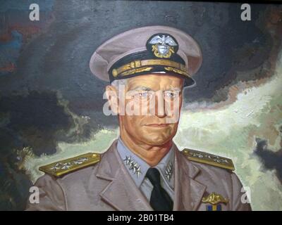 États-Unis : Amiral Chester William Nimitz (24 février 1885 - 20 février 1966). Peinture à l'huile sur carton de Dean Cornwell (5 mars 1892 - 4 décembre 1960), 1944. L'amiral Chester William Nimitz, GCB, USN, était un amiral cinq étoiles de la marine des États-Unis. Il a occupé le double commandement de Commander en chef de la flotte du Pacifique des États-Unis (CinCPac), pour les forces navales américaines et Commander en chef des zones de l'océan Pacifique (CinCPOA), pour les forces aériennes, terrestres et maritimes américaines et alliées pendant la Seconde Guerre mondiale Il était la principale autorité de la marine américaine sur les sous-marins, ainsi que le chef du Bureau de la navigation de la marine en 1939. Banque D'Images