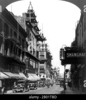 États-Unis : Downtown Chinatown, San Francisco, c. 1929. Le quartier chinois de San Francisco a été le point d'entrée des premiers immigrants chinois hoisanais et Zhongshanais de la province du Guangdong dans le sud de la Chine des années 1850 aux années 1900 La région était la seule région géographique détenue par le gouvernement de la ville et les propriétaires privés qui permettaient aux Chinois d'hériter et d'habiter des logements dans la ville. La majorité de ces commerçants chinois, propriétaires de restaurants et travailleurs embauchés dans le quartier chinois de San Francisco étaient majoritairement des Hoisanais et des hommes. Banque D'Images