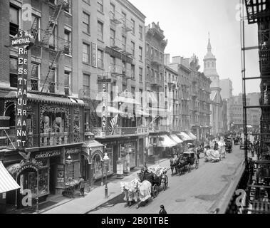 États-Unis : Mott Street, New York Chinatown, c. 1905. Le quartier chinois de Manhattan, qui abrite la plus grande enclave de Chinois de l'hémisphère occidental, est situé dans le quartier de Manhattan à New York. Le quartier chinois de Manhattan est l'une des plus anciennes enclaves ethniques chinoises en dehors de l'Asie. Jusqu'aux années 1960, la majorité de la population chinoise de Chinatown a émigré de la province de Guangdong et de Hong Kong, donc ils étaient des locuteurs natifs du cantonais, en particulier les dialectes cantonais et taishan. Une minorité de Hakka était également représentée. Le mandarin était rarement parlé par les résidents, même jusque dans les années 1980 Banque D'Images