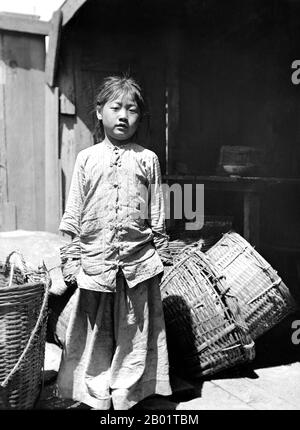 États-Unis : « la fille du revendeur de poissons ». San Francisco Chinatown. Photo Arnold Genthe (1869-1942) 1896. Le quartier chinois de San Francisco a été le point d'entrée des premiers immigrants chinois hoisanais et Zhongshanais de la province du Guangdong dans le sud de la Chine des années 1850 aux années 1900 La région était la seule région géographique détenue par le gouvernement de la ville et les propriétaires privés qui permettaient aux Chinois d'hériter et d'habiter des logements dans la ville. La majorité de ces commerçants chinois, propriétaires de restaurants et travailleurs embauchés dans le quartier chinois de San Francisco étaient majoritairement hoisanais et Banque D'Images