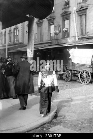 États-Unis : 'une fille esclave en tenue de vacances'. San Francisco Chinatown. Photo d'Arnold Genthe (1869-1942), v. 1900. Le quartier chinois de San Francisco a été le point d'entrée des premiers immigrants chinois hoisanais et Zhongshanais de la province du Guangdong dans le sud de la Chine des années 1850 aux années 1900 La région était la seule région géographique détenue par le gouvernement de la ville et les propriétaires privés qui permettaient aux Chinois d'hériter et d'habiter des logements dans la ville. La majorité de ces commerçants chinois, propriétaires de restaurants et travailleurs embauchés à San Francisco étaient majoritairement hoisanais. Banque D'Images