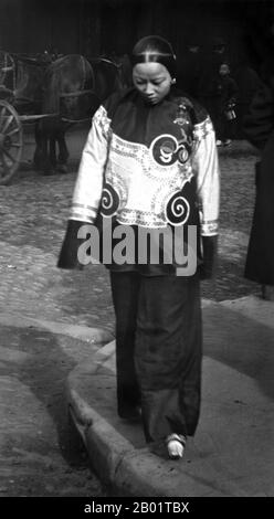 États-Unis : 'une fille esclave en tenue de vacances'. San Francisco Chinatown. Photo d'Arnold Genthe (1869-1942), v. 1900. Le quartier chinois de San Francisco a été le point d'entrée des premiers immigrants chinois hoisanais et Zhongshanais de la province du Guangdong dans le sud de la Chine des années 1850 aux années 1900 La région était la seule région géographique détenue par le gouvernement de la ville et les propriétaires privés qui permettaient aux Chinois d'hériter et d'habiter des logements dans la ville. La majorité de ces commerçants chinois, propriétaires de restaurants et travailleurs embauchés à San Francisco étaient majoritairement hoisanais. Banque D'Images