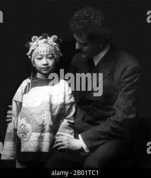 États-Unis : 'Friends', San Francisco Chinatown. Apparemment Arnold Genthe posant avec une petite chinoise, début du XXe siècle. Le quartier chinois de San Francisco a été le point d'entrée des premiers immigrants chinois hoisanais et Zhongshanais de la province du Guangdong dans le sud de la Chine des années 1850 aux années 1900 La région était la seule région géographique détenue par le gouvernement de la ville et les propriétaires privés qui permettaient aux Chinois d'hériter et d'habiter des logements dans la ville. La majorité de ces commerçants chinois, propriétaires de restaurants et travailleurs embauchés à San Francisco étaient principalement Hoisanese. Banque D'Images