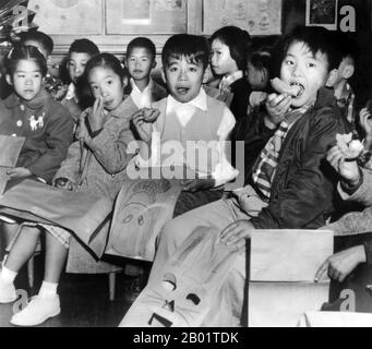 États-Unis : enfants de l'école publique Commodore Stockton, San Francisco Chinatown, vers 1940. L'école a été ségréguée jusqu'aux années 1940 Le quartier chinois de San Francisco a été le point d'entrée des premiers immigrants chinois hoisanais et Zhongshanais de la province du Guangdong dans le sud de la Chine des années 1850 aux années 1900 La région était la seule région géographique détenue par le gouvernement de la ville et les propriétaires privés qui permettaient aux Chinois d'hériter et d'habiter des logements dans la ville. La majorité de ces commerçants chinois, propriétaires de restaurants et travailleurs embauchés à San Francisco étaient Hoisanese. Banque D'Images