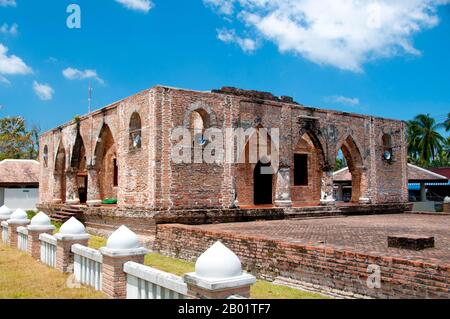 La Mosquée Kru Se, à 7 km à l'est de Pattani dans le sud de la Thaïlande a été construite dans les années 1870 par Lim À Khieng, un marchand chinois en visite qui avait épousé une femme locale et converti à l'Islam. Pour montrer sa dévotion à sa nouvelle foi, il a commencé à construire une mosquée. Sa sœur, Lim Ko Niaw, a quitté la Chine pour protester contre sa conversion, et il a juré qu'il retournerait en Chine dès la fin de la nouvelle mosquée. Cependant, il s'est assuré qu'il n'était jamais, et sa sœur, sur son lit de mort, maudit le bâtiment et quiconque a essayé de le terminer. Son Sanctuaire, Chao Mae Lim Ko Niao, Situé Banque D'Images