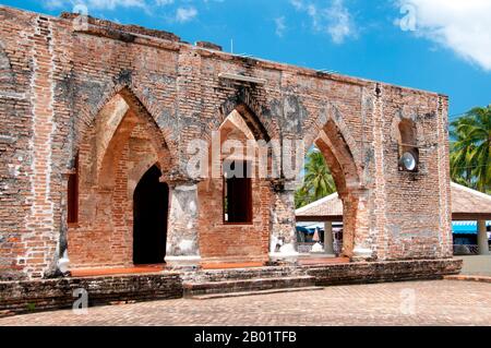 La Mosquée Kru Se, à 7 km à l'est de Pattani dans le sud de la Thaïlande a été construite dans les années 1870 par Lim À Khieng, un marchand chinois en visite qui avait épousé une femme locale et converti à l'Islam. Pour montrer sa dévotion à sa nouvelle foi, il a commencé à construire une mosquée. Sa sœur, Lim Ko Niaw, a quitté la Chine pour protester contre sa conversion, et il a juré qu'il retournerait en Chine dès la fin de la nouvelle mosquée. Cependant, il s'est assuré qu'il n'était jamais, et sa sœur, sur son lit de mort, maudit le bâtiment et quiconque a essayé de le terminer. Son Sanctuaire, Chao Mae Lim Ko Niao, Situé Banque D'Images