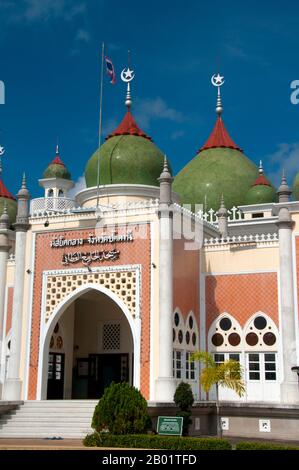 Thaïlande : Matsayit Klang ou Mosquée centrale, Pattani, sud de la Thaïlande. La Matsayit Klang a été construite dans les années 1960 et est la deuxième plus grande mosquée de Thaïlande. Pattani, fondée au XVe siècle, était autrefois la capitale d'un sultanat indépendant de langue malaise. Aujourd’hui, c’est le cœur spirituel et la ville la plus importante de la région musulmane malaise du Sud profond de la Thaïlande. Environ 75 % de la population est musulmane de langue malaise (les chiffres sont contestés), et la ville et la région sont au centre de l'instabilité politique actuelle qui perturbe les provinces frontalières du sud profond. Banque D'Images