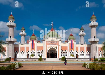 Le Matsayit Klang a été construit dans les années 1960 et est la deuxième plus grande mosquée de Thaïlande. Pattani, fondé au XVe siècle, était autrefois la capitale d'un sultanat indépendant malais. Aujourd’hui, c’est le cœur spirituel et la ville la plus importante de la région musulmane malais Du Sud Profond de la Thaïlande. Environ 75 % de la population sont des musulmans malais (les chiffres sont contestés), et la ville et la région sont au centre de l'instabilité politique actuelle qui a perturbé les Profondes provinces frontalières du Sud pendant au moins quatre décennies. Banque D'Images