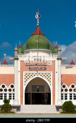 Thaïlande : Matsayit Klang ou Mosquée centrale, Pattani, sud de la Thaïlande. La Matsayit Klang a été construite dans les années 1960 et est la deuxième plus grande mosquée de Thaïlande. Pattani, fondée au XVe siècle, était autrefois la capitale d'un sultanat indépendant de langue malaise. Aujourd’hui, c’est le cœur spirituel et la ville la plus importante de la région musulmane malaise du Sud profond de la Thaïlande. Environ 75 % de la population est musulmane de langue malaise (les chiffres sont contestés), et la ville et la région sont au centre de l'instabilité politique actuelle qui perturbe les provinces frontalières du sud profond. Banque D'Images