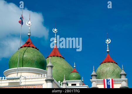 Thaïlande : Matsayit Klang ou Mosquée centrale, Pattani, sud de la Thaïlande. La Matsayit Klang a été construite dans les années 1960 et est la deuxième plus grande mosquée de Thaïlande. Pattani, fondée au XVe siècle, était autrefois la capitale d'un sultanat indépendant de langue malaise. Aujourd’hui, c’est le cœur spirituel et la ville la plus importante de la région musulmane malaise du Sud profond de la Thaïlande. Environ 75 % de la population est musulmane de langue malaise (les chiffres sont contestés), et la ville et la région sont au centre de l'instabilité politique actuelle qui perturbe les provinces frontalières du sud profond. Banque D'Images