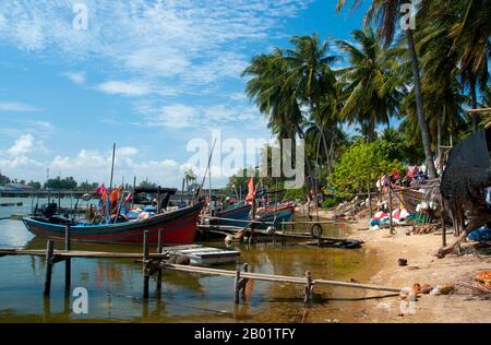 Thaïlande : village de pêcheurs musulmans, Saiburi, sud de la Thaïlande. Le petit centre de Saiburi est la capitale du district de Saiburi, situé à environ 94 km (60 miles) au sud-est de Pattani dans le sud de la Thaïlande. Il est également appelé Selindung Bayu ou «abri contre le vent» par la population locale de pêcheurs musulmans malais et est peut-être le port de pêche le plus important en dehors de Pattani elle-même dans la province de Pattani. Banque D'Images