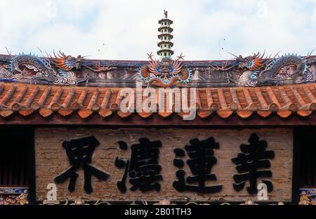 Chine : détail du toit, temple de Kaiyuan, Quanzhou, province de Fujian. Kaiyuan si (temple de Kaiyuan) est le plus grand temple bouddhiste de Quanzhou et l’un des plus beaux de Chine. Le temple date de la fin du VIIe siècle (dynastie Tang), mais ses deux pagodes ont été des ajouts ultérieurs, construits au XIIIe siècle. Ils ont réussi à survivre en grande partie car ils sont construits en pierre, pas en bois. Il y a mille ans, Quanzhou était sans doute le port le plus important du monde, avec une position lucrative au centre du commerce maritime de la soie. Il prospéra énormément pendant les dynasties Song et Yuan, quand il était vi Banque D'Images