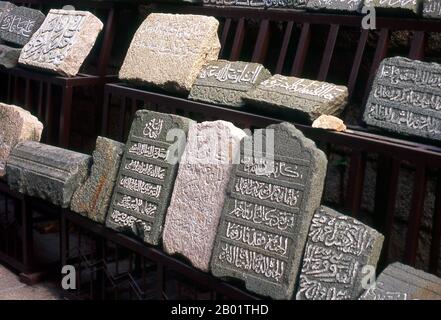 Chine : tombes et pierres tombales avec inscriptions arabes, mosquée Qingjing, Quanzhou, province de Fujian. La mosquée Qingjing, également connue sous le nom de mosquée Ashab, a été initialement construite en 1009 sous la dynastie Song (960-1279). Elle était basée sur une mosquée à Damas, en Syrie, et est la plus ancienne mosquée de style arabe en Chine. La mosquée, construite et réparée par les musulmans arabes, reflète les échanges culturels de longue date entre la Chine et les pays arabes. Il y a mille ans, Quanzhou était sans doute le port le plus important du monde, avec une position lucrative au centre du commerce maritime de la soie. Banque D'Images