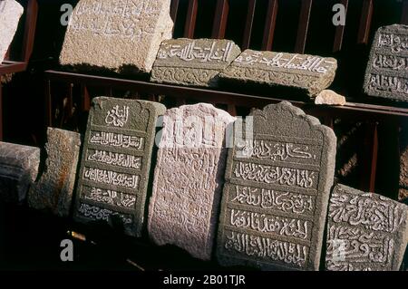 Chine : tombes et pierres tombales avec inscriptions arabes, mosquée Qingjing, Quanzhou, province de Fujian. La mosquée Qingjing, également connue sous le nom de mosquée Ashab, a été initialement construite en 1009 sous la dynastie Song (960-1279). Elle était basée sur une mosquée à Damas, en Syrie, et est la plus ancienne mosquée de style arabe en Chine. La mosquée, construite et réparée par les musulmans arabes, reflète les échanges culturels de longue date entre la Chine et les pays arabes. Il y a mille ans, Quanzhou était sans doute le port le plus important du monde, avec une position lucrative au centre du commerce maritime de la soie. Banque D'Images