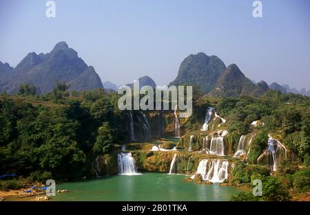 Chine/Vietnam : chutes de Ban Gioc ou Detian, à la frontière vietnamo-chinoise, province du Guangxi (Chine) et province de Cao Bang (Vietnam). Ban Gioc - Detian Falls (en vietnamien : Thác Bản Giốc & Thác Đức Thiên) sont 2 cascades sur la rivière Quây Sơn ou la rivière Guichun à cheval sur la frontière sino-vietnamienne, situées dans les collines karstiques du comté de Daxin dans la préfecture de Chongzuo ville de la province du Guangxi, du côté chinois, et dans le district de Trung Khanh, province de Cao Bằng du côté vietnamien, à 272 km au nord de Hanoi. Banque D'Images