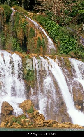 Chine/Vietnam : pêcheur au-dessus des chutes de Ban Gioc ou Detian, à la frontière vietnamienne-chinoise, province du Guangxi (Chine) et province de Cao Bang (Vietnam). Ban Gioc - Detian Falls (en vietnamien : Thác Bản Giốc & Thác Đức Thiên) sont 2 cascades sur la rivière Quây Sơn ou la rivière Guichun à cheval sur la frontière sino-vietnamienne, situées dans les collines karstiques du comté de Daxin dans la préfecture de Chongzuo ville de la province du Guangxi, du côté chinois, et dans le district de Trung Khanh, province de Cao Bằng du côté vietnamien, à 272 km au nord de Hanoi. Banque D'Images