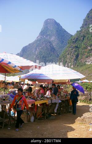 Chine/Vietnam : marché frontalier aux chutes de Ban Gioc ou Detian, à la frontière vietnamo-chinoise, province du Guangxi (Chine) et province de Cao Bang (Vietnam). Les chutes de Ban Gioc-Detian (en vietnamien : Thác Bản Giốc & Thác Đức Thiên) sont deux cascades sur la rivière Quây Sơn ou la rivière Guichun à cheval sur la frontière sino-vietnamienne, situées dans les collines karstiques du comté de Daxin dans la préfecture de Chongzuo de la province du Guangxi, du côté chinois, et dans le district de Trung Khanh, province de Cao Bằng du côté vietnamien, à 272 km au nord de Hanoi. Banque D'Images