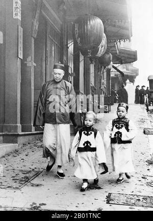 États-Unis : homme d'affaires chinois aisé avec ses deux fils, San Francisco Chinatown. Photo d'Arnold Genthe, v. 1900. Le quartier chinois de San Francisco a été le point d'entrée des premiers immigrants chinois hoisanais et Zhongshanais de la province du Guangdong dans le sud de la Chine des années 1850 aux années 1900 La région était la seule région géographique détenue par le gouvernement de la ville et les propriétaires privés qui permettaient aux Chinois d'hériter et d'habiter des logements dans la ville. La majorité de ces commerçants chinois, propriétaires de restaurants et travailleurs embauchés à San Francisco étaient principalement des Hoisanais et des hommes. Banque D'Images