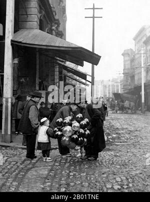 Etats-Unis : homme juif vendant des ballons, Oakland Chinatown. Photo d'Arnold Genthe (1869-1942), début du XXe siècle. Le quartier chinois d'Oakland remonte à l'arrivée des immigrants chinois dans les années 1850, ce qui en fait l'un des plus anciens quartiers chinois d'Amérique du Nord. En 1860, le recensement d'Oakland incluait 96 'Asiatiques' sur un total de 1 543. Plus de Chinois sont arrivés pour aider à construire la partie ouest du chemin de fer Central Pacific Railroad du First Transcontinental Railroad pendant la traite des esclaves coolie dans les années 1860 Les Chinois se sont installés dans des camps de crevettes sur l'estuaire d'Oakland à la 1re rue et Castro dans les années 1850 Banque D'Images