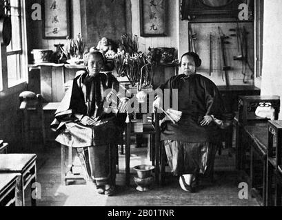 États-Unis : deux femmes chinoises d'origine aisée dans un restaurant, instruments de musique accrochés au mur à droite. San Francisco Chinatown, v. 1900. Le quartier chinois de San Francisco a été le point d'entrée des premiers immigrants chinois hoisanais et Zhongshanais de la province du Guangdong dans le sud de la Chine des années 1850 aux années 1900 La région était la seule région géographique détenue par le gouvernement de la ville et les propriétaires privés qui permettaient aux Chinois d'hériter et d'habiter des logements dans la ville. Banque D'Images