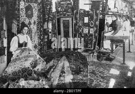 Bosnie/Turquie : femmes tisserandes de tapis, Sarajevo, Bosnie ottomane, v. 1905. Un tapis oriental authentique est un tapis fait à la main qui est noué avec du velours ou tissé sans velours. Par définition - les tapis orientaux sont des tapis qui viennent de l'Orient. La définition simple du terme serait - tapis qui viennent (ont été fabriqués dans) un pays asiatique comme : la Chine et le Vietnam à l'est à la Turquie, les pays du Maghreb, Chypre et l'Iran à l'ouest et le Caucase au nord à l'Inde au sud. Banque D'Images