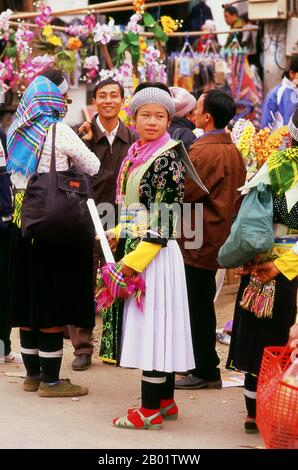 Vietnam : femme de la minorité Nung dans un marché près de Cao Bang. Les Nùng sont une minorité ethnique au Vietnam. En Chine, les Nùng, avec les Tày, sont classés comme peuple Zhuang. La population du Nùng est estimée à plus de 700 000 habitants. Ils sont situés principalement dans les provinces de bac Giang, bac Kan, Cao Bang, Lang son, Thai Nguyen, et Tuyen Quang. Les Nùng subviennent à leurs besoins grâce à l'agriculture, comme l'agriculture sur les collines en terrasses, l'entretien des rizières et la culture des produits des vergers. Ils produisent du riz, du maïs, des mandarines, des kaki et de l'anis. Banque D'Images