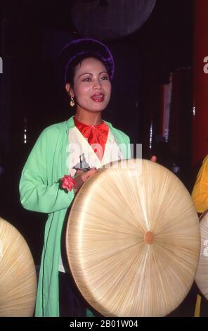 Vietnam : chanteuse avec un orchestre traditionnel vietnamien au Van Mieu (le Temple de la littérature), Hanoi. Le Vietnam a une longue tradition de musique et de théâtre qui combine influences indigènes et étrangères. Les premiers instruments connus sont les tambours de grenouille de la période Dong son à partir de 250 av. J.-C.. Cela a été suivi par un millénaire d'immersion dans les traditions culturelles chinoises qui reste très visible. En 981, après la réaffirmation de l'indépendance nationale, le roi le Dai Hanh envahit Champa voisin et ramène les danseurs et musiciens de la cour royale dans sa capitale. Banque D'Images