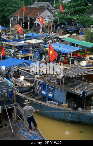 Vietnam : bateaux de pêche sur la rivière Thu bon, Hoi an. La petite ville historique de Hoi an est située sur la rivière Thu bon à 30 km (18 miles) au sud de Danang. À l'époque des seigneurs Nguyen (1558 - 1777) et même sous les premiers empereurs Nguyen, Hoi an - alors connu sous le nom de Faifo - était un port important, visité régulièrement par les navires d'Europe et de tout l'est. À la fin du XIXe siècle, l'envasement de la rivière Thu bon et le développement de Danang à proximité se sont combinés pour faire de Hoi an un remous. Cette obscurité a sauvé la ville des combats sérieux pendant les guerres d'Indochine. Banque D'Images