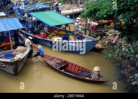 Vietnam : bateaux de pêche sur la rivière Thu bon, Hoi an. La petite ville historique de Hoi an est située sur la rivière Thu bon à 30 km (18 miles) au sud de Danang. À l'époque des seigneurs Nguyen (1558 - 1777) et même sous les premiers empereurs Nguyen, Hoi an - alors connu sous le nom de Faifo - était un port important, visité régulièrement par les navires d'Europe et de tout l'est. À la fin du XIXe siècle, l'envasement de la rivière Thu bon et le développement de Danang à proximité se sont combinés pour faire de Hoi an un remous. Cette obscurité a sauvé la ville des combats sérieux pendant les guerres d'Indochine. Banque D'Images