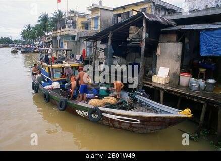 Vietnam : bateaux de pêche sur la rivière Thu bon, Hoi an. La petite ville historique de Hoi an est située sur la rivière Thu bon à 30 km (18 miles) au sud de Danang. À l'époque des seigneurs Nguyen (1558 - 1777) et même sous les premiers empereurs Nguyen, Hoi an - alors connu sous le nom de Faifo - était un port important, visité régulièrement par les navires d'Europe et de tout l'est. À la fin du XIXe siècle, l'envasement de la rivière Thu bon et le développement de Danang à proximité se sont combinés pour faire de Hoi an un remous. Cette obscurité a sauvé la ville des combats sérieux pendant les guerres d'Indochine. Banque D'Images