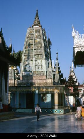 Birmanie/Myanmar : Mahabodhi Paya dans le complexe de la pagode Shwedagon, Yangon (Rangoon). Le Mahabodhi Paya est construit dans le style du célèbre temple Mahabodhi à Bodhgaya, en Inde. Le stupa doré de la pagode Shwedagon s'élève à près de 100 m (330 pieds) au-dessus de son cadre sur la colline de Singuttara et est plaqué de 8 688 dalles d'or massif. Ce stupa central est entouré de plus de 100 autres bâtiments, y compris de plus petits stupas et pavillons. La pagode était déjà bien établie lorsque Bagan dominait la Birmanie au XIe siècle. Banque D'Images