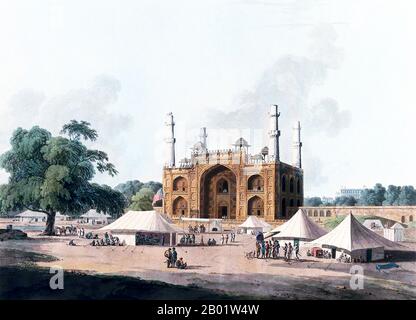 Inde : 'porte de la tombe de l'empereur Akbar à Secundra, près d'Agra'. Imprimé aquatinte de Thomas Daniell (1749-1840), 1795. Le tombeau du troisième empereur moghol Akbar (R. 1556-1605) est un chef-d'œuvre architectural moghol important, construit en 1605-1613 et situé sur 119 acres de terrain à Sikandra, une banlieue d'Agra, Uttar Pradesh, Inde. L'empereur Akbar lui-même a commencé sa construction vers 1600, selon la tradition d'Asie centrale pour commencer la construction de sa tombe pendant sa vie. Akbar lui-même a planifié sa propre tombe et a choisi un site approprié pour elle. Il a été complété par son fils. Banque D'Images