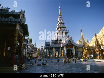 Birmanie/Myanmar : à l'intérieur du complexe de la pagode Shwedagon, Yangon (Rangoon). Le stupa doré de la pagode Shwedagon s'élève à près de 100 m (330 pieds) au-dessus de son cadre sur la colline de Singuttara et est plaqué de 8 688 dalles d'or massif. Ce stupa central est entouré de plus de 100 autres bâtiments, y compris de plus petits stupas et pavillons. La pagode était déjà bien établie lorsque Bagan dominait la Birmanie au XIe siècle. La reine Shinsawbu, qui a régné au XVe siècle, aurait donné à la pagode sa forme actuelle. Elle a également construit les terrasses et les murs autour du stupa. Banque D'Images